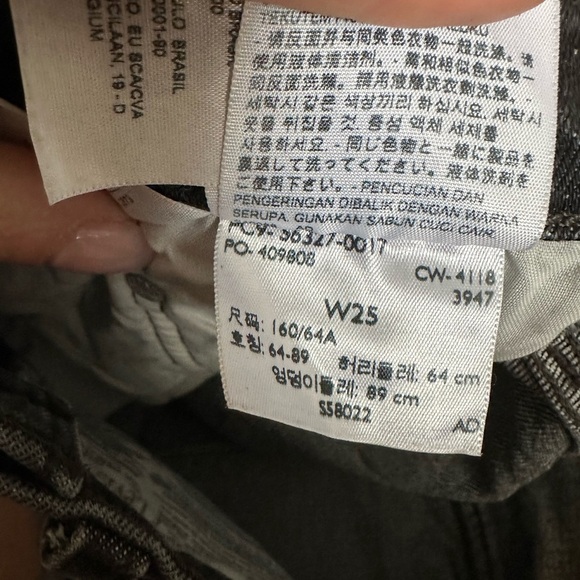 Levi's Black Jean Shorts High-Waisted Distressed - Picture 5 of 5